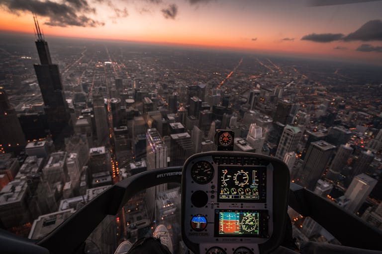Weber Grillvorführung A mesmerizing aerial view of Chicago's skyline at dusk from a helicopter cockpit.