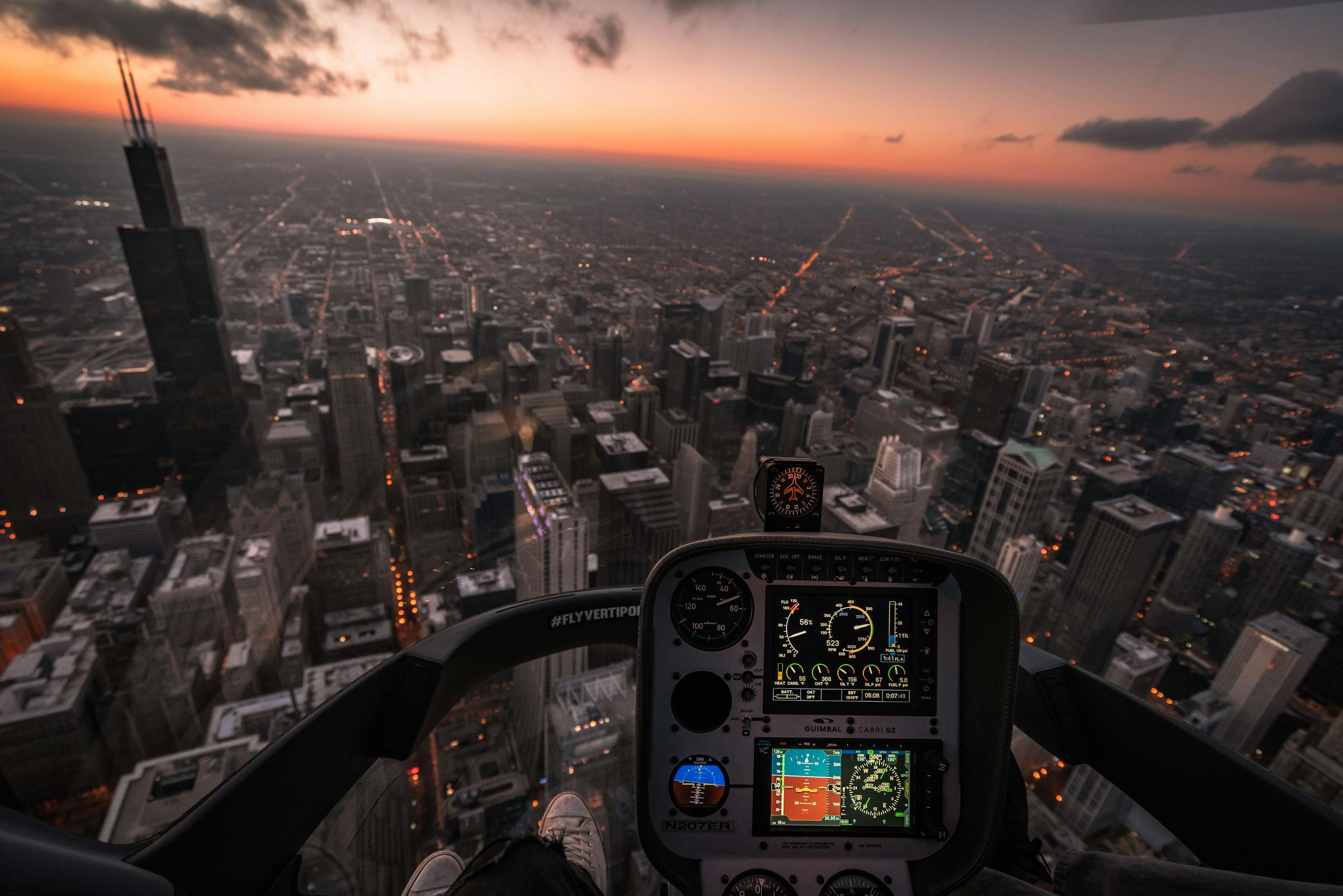 Weber Grillvorführung A mesmerizing aerial view of Chicago's skyline at dusk from a helicopter cockpit.