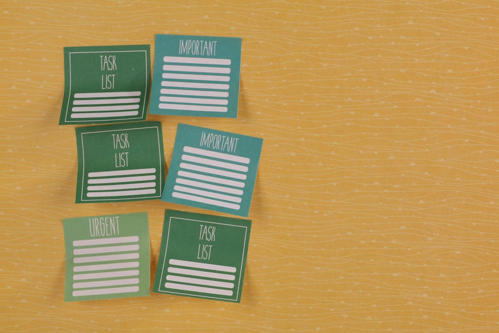 Juntosseguros Close-up of colorful sticky notes on yellow background with task-related labels.